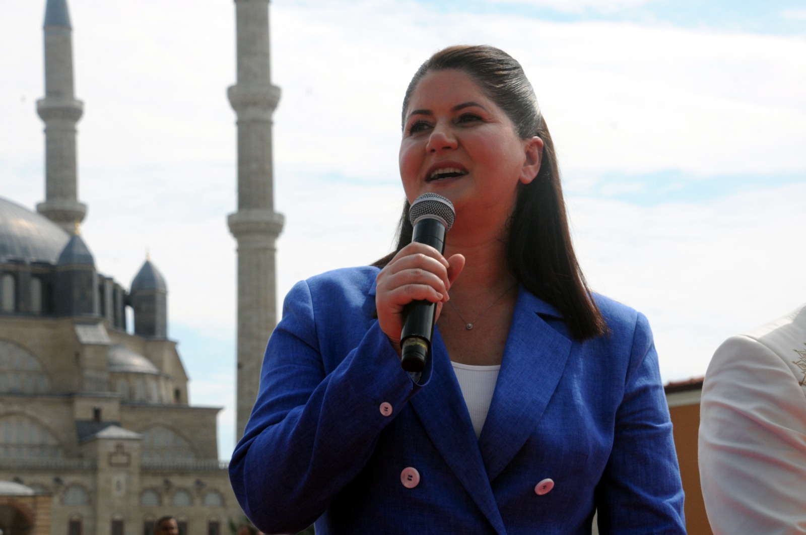 Edirne'de 665’inci Tarihi Kırkpınar Yağlı Güreşleri pehlivanların er meydanına çıkmasıyla başlarken, tarihi Selimiye Meydanı'nda gerçekleştirilen geleneksel 'ağa karşılama' töreninde birlik, beraberlik ve ata sporuna destek mesajları vurgulandı.